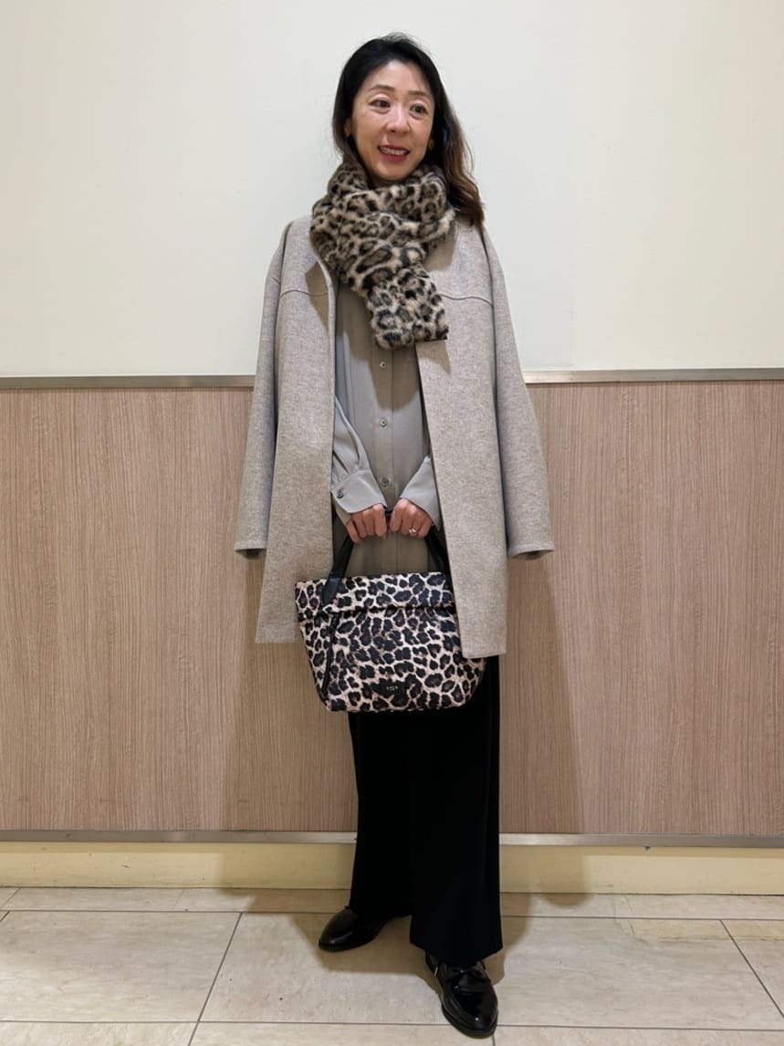 アニマルの小物で遊び心のあるお出かけ着。
ノーカラーの気軽に羽織れるコーディガンは裏地なし、何にでも合わせやすいミディアム丈。ボトムはストレッチの効いたポンチ素材のワイドパンツを合わせました。 保温性、吸湿発熱を兼ね備えた秋冬に必須の1着です。【モデル身長：160cm】