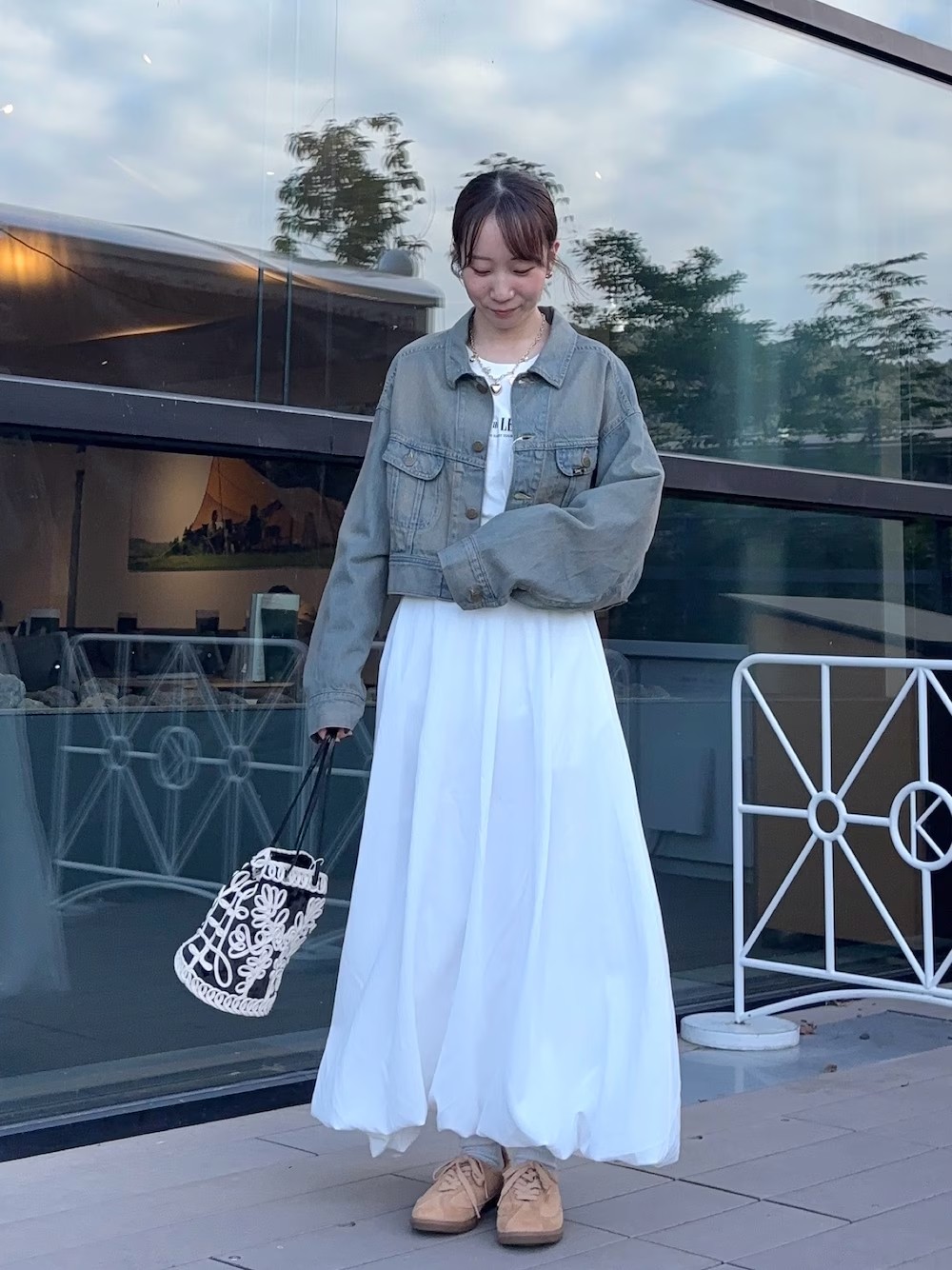 Leeとの別注アイテムのジャケットは
短丈で低身長さんはとくにスタイルアップ
して見えるアイテム！！
スカートでメリハリあるコーデに仕上げてみました♩