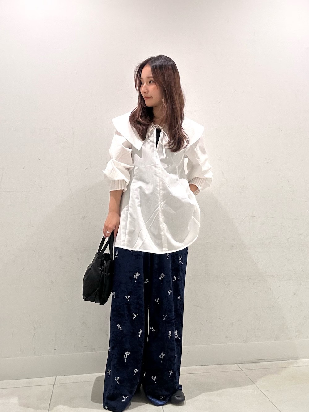 大きい襟がポイントのブラウスは小顔効果になります。
シルエットが綺麗なので着るだけでオシャレな雰囲気に◎
刺繍のパンツはとろとろで履き心地もとても良いです