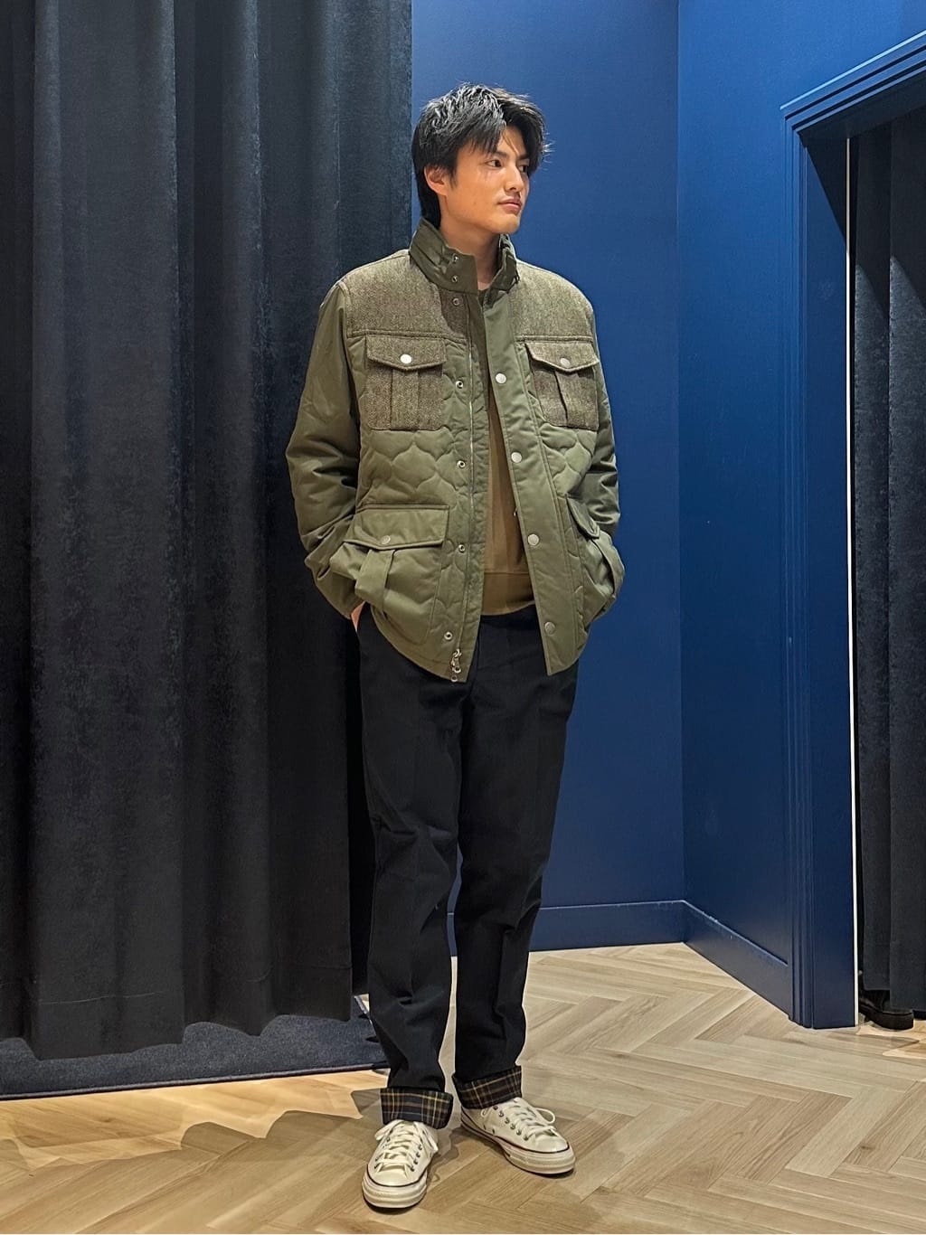 今回着用したアウターは、アメリカ軍M-65 フィールドジャケットのデザインをもとに肩や胸ポケット、肘部分にツイード生地をあしらったデザインです。
機能的なミリタリーのディテールに、現代的なキルティングを融合させ、無骨な印象もありながら、現代にも馴染むような1着です。
※掲載商品以外は私物です。

スタッフ身長：180cm