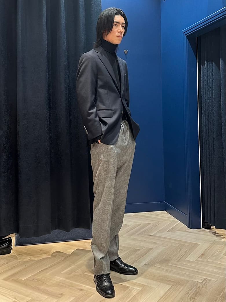 ブレザーとタートルネックニットで合わせました。
タイドアップしてる時とはまた別の雰囲気でかっこいいです！
掲載品以外は私物です。

スタッフ身長：186cm