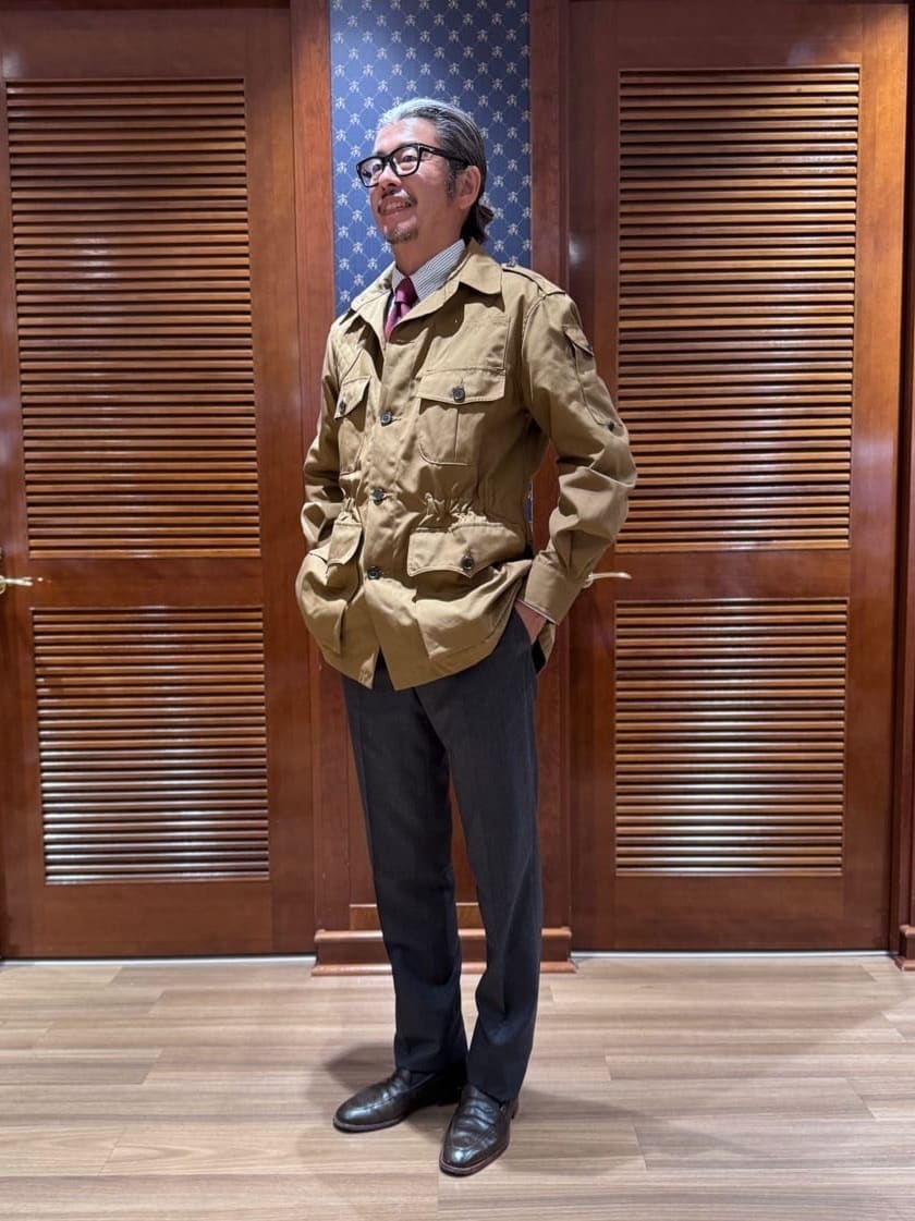 USA製オックスフォードのキャンディストライプシャツとバーガンディのタイでタイドアップボトムスはチャコールグレーのスラックスで合わせた、上品に仕上げた大人のミリタリースタイルに。
ジャケットはウエストをシェイプしたシルエットや立体的なポケットなど洗練された印象を演出します。
都会的なスマートカジュアルでオン・オフ問わず着回せる、万能なスタイリングです。
掲載商品以外は私物です。

スタッフ身長：175cm