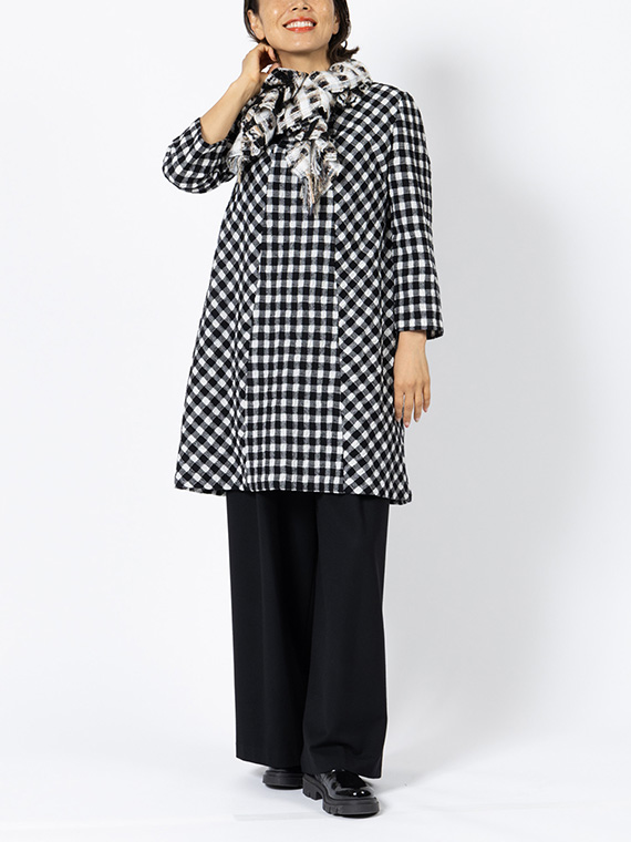 カジュアルになりがちなギンガムチェックも凹凸感が特徴の素材のものを選べば落ち着きのあるモダンなコーディネートに。首元はカラーを合わせたマフラーで華やかさを足しました。
モデル身長：162cm