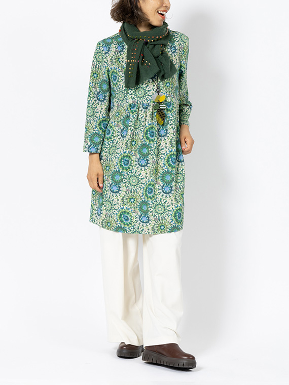 パッと目を惹く華やかで大胆なモザイクプリントのチュニックをオフのワイドパンツと合わせたコーディネートです。ボトムはお好みで細身のパンツと合わせても素敵！気分に合わせてコーディネートを楽しめます。
モデル身長：162cm