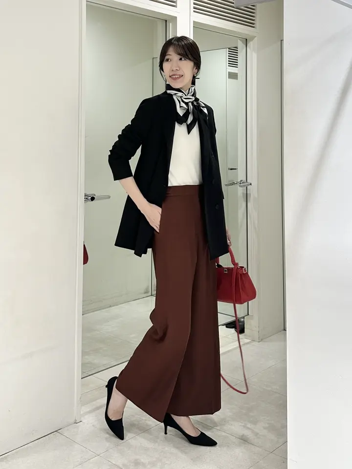 コーディネート身長 170cm

きちんと見えが叶うジャケットコーデ♩

サッと羽織れるダブルジャケットは
縦のラインをきれいに見せてくれます！

【30th ANNIVERSARY】
パンツは30周年を記念した特別アイテム♩
センタープレス入りできちんと感も◎

首元にはアクセントになるよう
スカーフを巻いてみました^_^

スタッフ着用サイズ
■ジャケット【4/Mサイズ相当】9号
■ニット【S/Mサイズ相当】
■パンツ【4/Mサイズ相当】9号