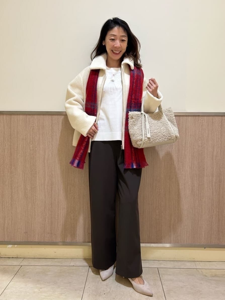 1枚で華やかなビジューニットはお顔まわりを明るい印象にしてくれます。ブラウンパンツは広すぎない裾幅、しっとりした肌触りがオススメポイントです。冬に１着は持っていたい白のコート。 ボア素材で軽くて暖かく。 ショート丈のゆったりとしたシルエットで気軽に羽織れます。【モデル身長：160cm】