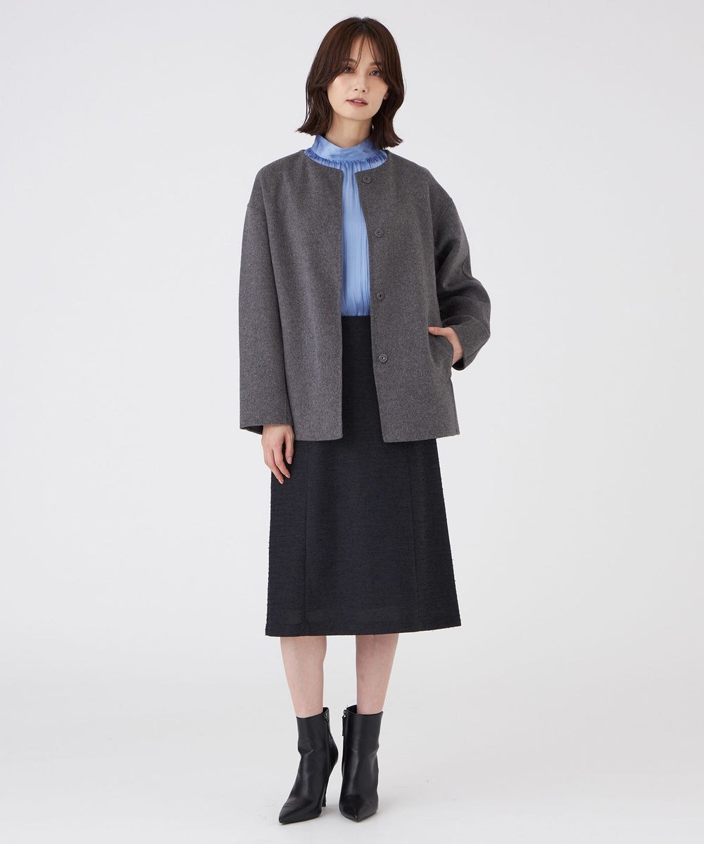 【コート】前身頃のドロップショルダーと、後ろ身頃のラグランスリーブを組み合わせ、動きやすさと程よいリラックス感を兼ね備えたデザインです。【ブラウス】一枚で着映えする華やかなボウタイ付きブラウスです。タイは結び方を変えたり、取り外して着用していただけたりと、アレンジ可能です。