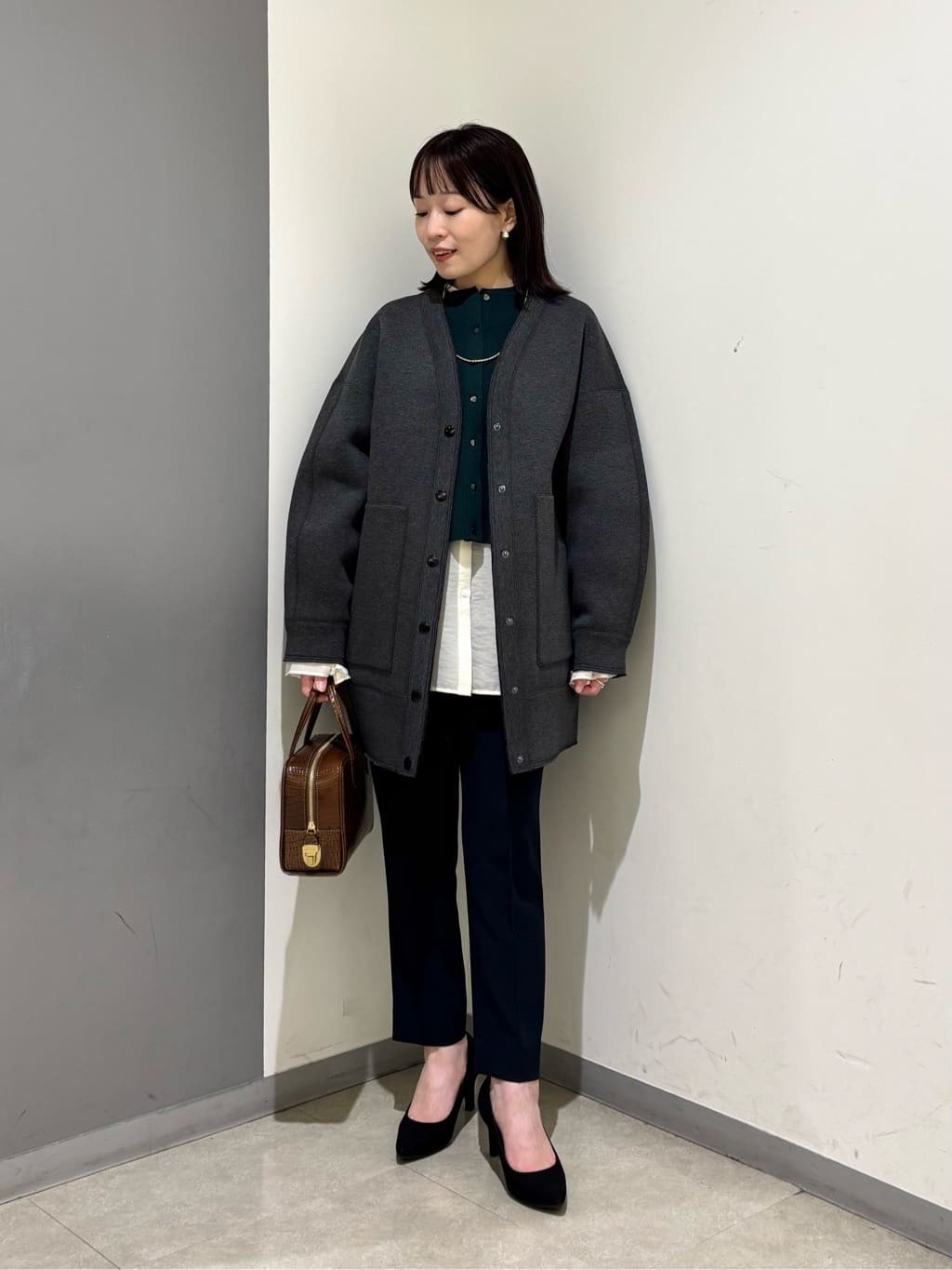 【骨格ウェーブ、サマー】オシャレなボリューム感がありながらも、とっても軽いミドル丈ブルゾン。中にたくさん気込めるので冬場も◎毎年大人気のニットブルゾンは、長めのブラウスをレイヤードすれば細身パンツとも相性◎！お腹もヒップもさりげなくカバー出来る、おすすめの組み合わせです^^【モデル身長：155cm】