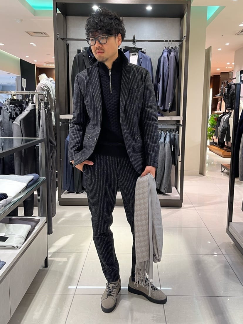 チョークストライプが目を惹く起毛セットアップにミドルゲージのハーフジップニットを組み合わせた大人のカジュアルセットアップスタイルです。
 国内の厳選素材を使用し、ストライプ部分にリング糸を使用することで通常のストライプとは異なり、アクセントになっています。【モデル身長：180cm】