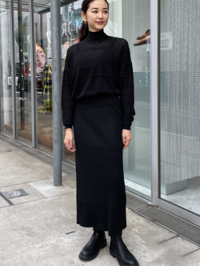 すっきりとしたデザインのスカートながら、体のラインを拾いすぎないのがポイント。トップスを選ばず、スタイルよく見せることができます。