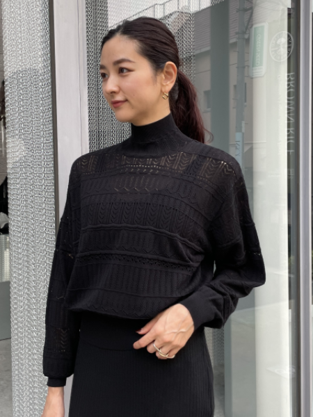 透け感のある編み方で、インナー次第で残暑から着用でき、秋ムード漂うカラー展開で季節の先取りにピッタリなアイテム。