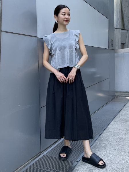 程よい透け感のある涼しげな素材で、夏にぴったりなスカート。2枚仕立てなので、透け感も安心してご着用いただけます。