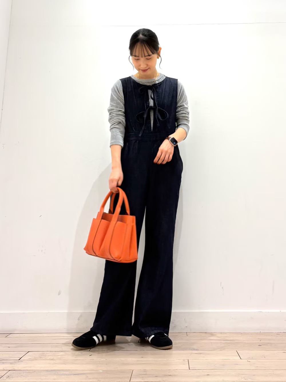 ROSSOから胸元にリボンのついたオールインワンが入荷しました！
今年はリボンモチーフが人気ですよね◎
リボンがつくだけで華やかな雰囲気に^ ^
インナーはベロア素材になっており、秋のムードです！