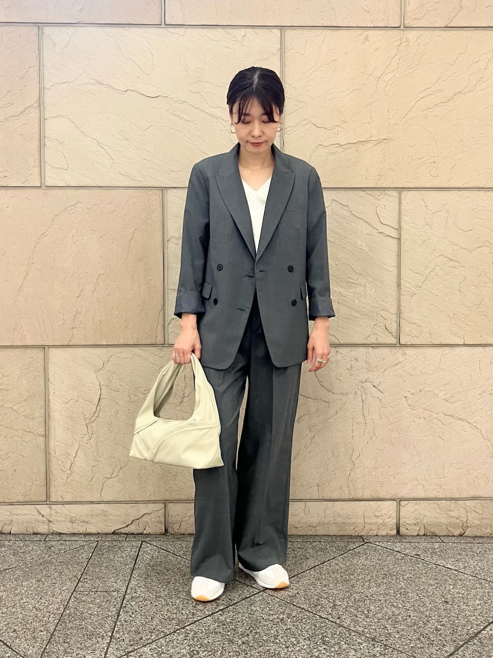 人気のパンツと同素材のジャケットが揃っております！オンオフどちらでも使えるサイズ感です◎防シワ機能が備わっていて、デイリーに使いやすいです。