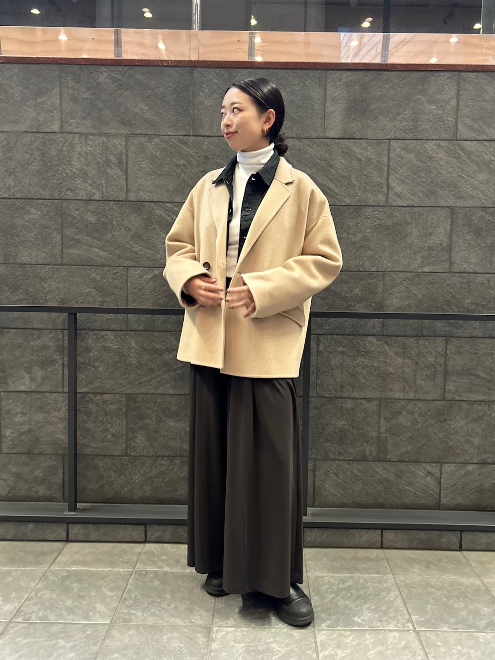 ウールカシミヤリバーシリーズ！
3型販売予定の商品を一足先に着用してみました！！

こちらはリバージャコットで、
ジャケットとコートの間でご利用いただけます！
保温性が高くて暖かい！！

今回はデニムジャケットと合わせて
襟を重ねたコーディネートにしてみました！