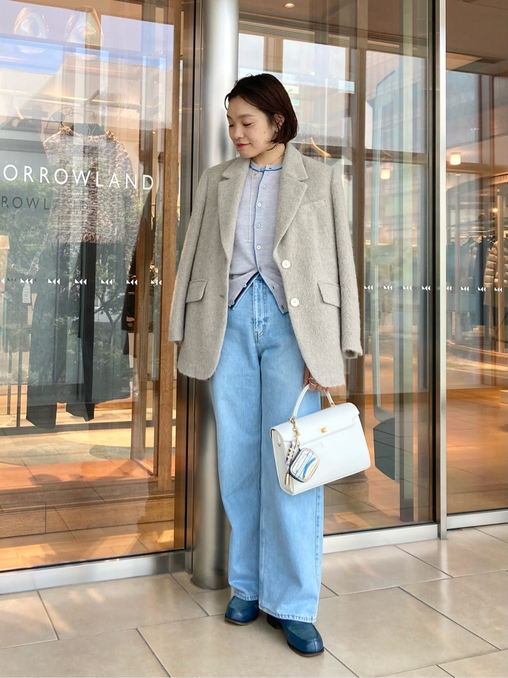 身長164㎝　アルパカシャギーのジャケットを主役に、柔らかなグレーとブルーでまとめた上品な印象のトラッドスタイル。ジャケットは毛足のあるリッチな素材感が魅力的な一着。
軽やかな着心地で暖かくオーバーサイズシルエットですので、コートに近い感覚で寒い季節まで活躍します。

インナーにはハイゲージでさらりとした表面感のニットカーディガンを。
〈MACPHEE〉の定番として愛用される方が多いかと思います。
今シーズンはウォッシャブルにアップデートしており、さらに使い勝手が良くなったのも嬉しいポイントです。