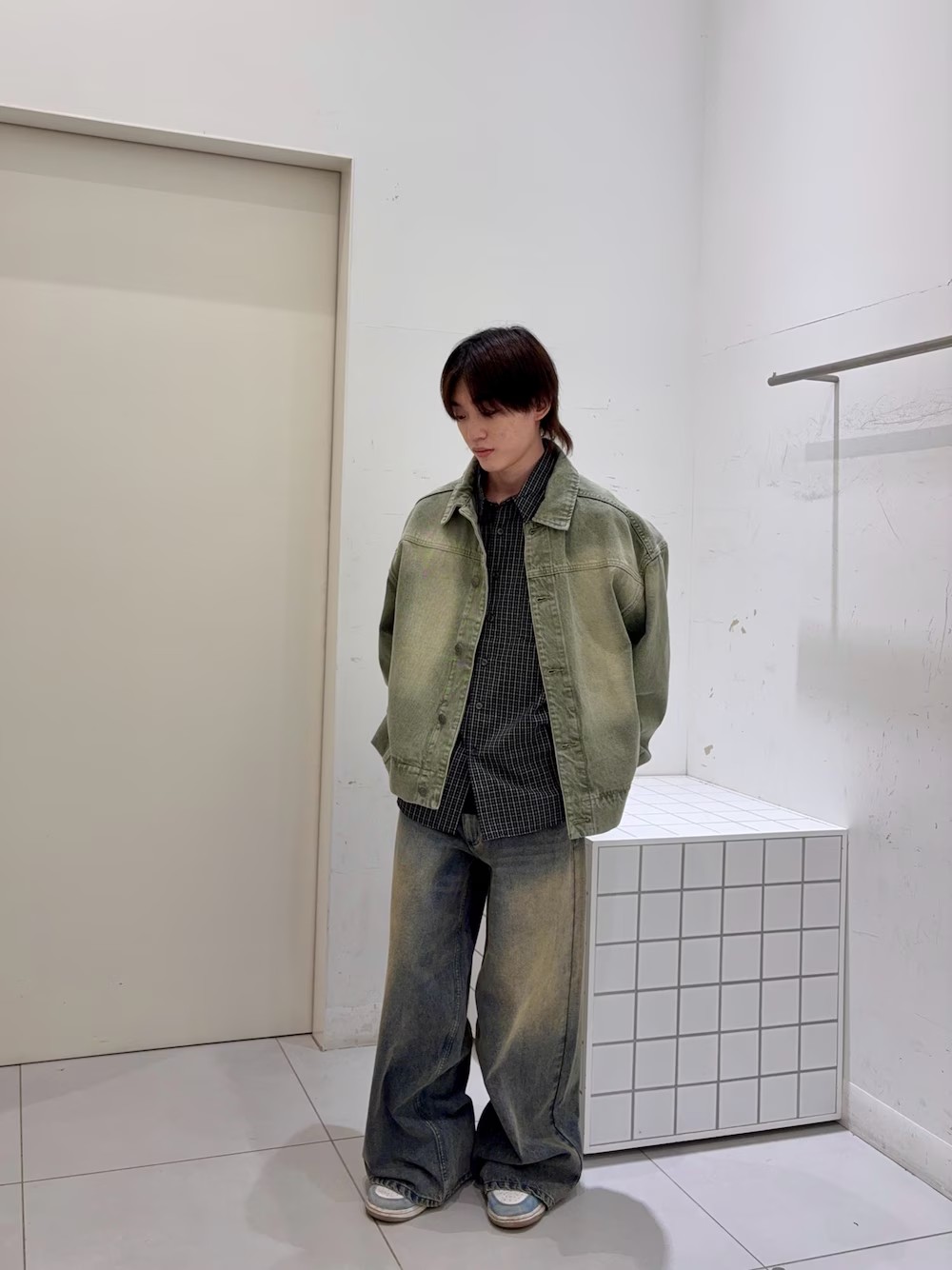 カラーデニムで仕立てたデニムブルゾンを紹介します。
ワイドなシルエット、余分なポケットやディテールをなくしたスマートなデザイン。ツイストデニムパンツとセットアップでの着用がオススメです。
今回はマイクログラフチェックシャツとデニムでシティーボーイ感のあるスタイリングにしました。