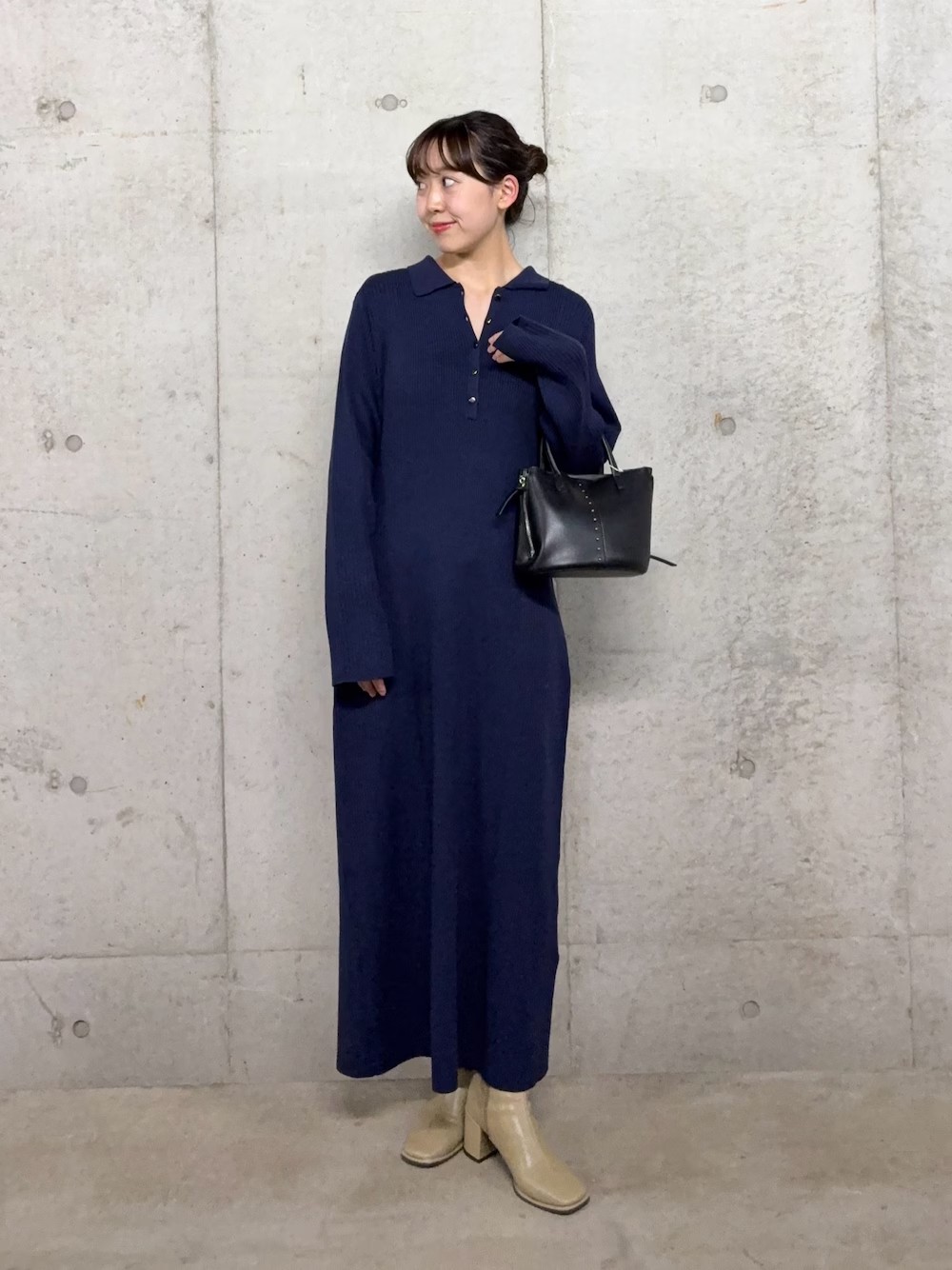 楽ちんニットワンピ。
ボタンを開けて着ると抜け感が出てさらに大人っぽさアップ！

袖のスリットもアクセントです。
Oneサイズのみの展開のため丈は長めになっています〇