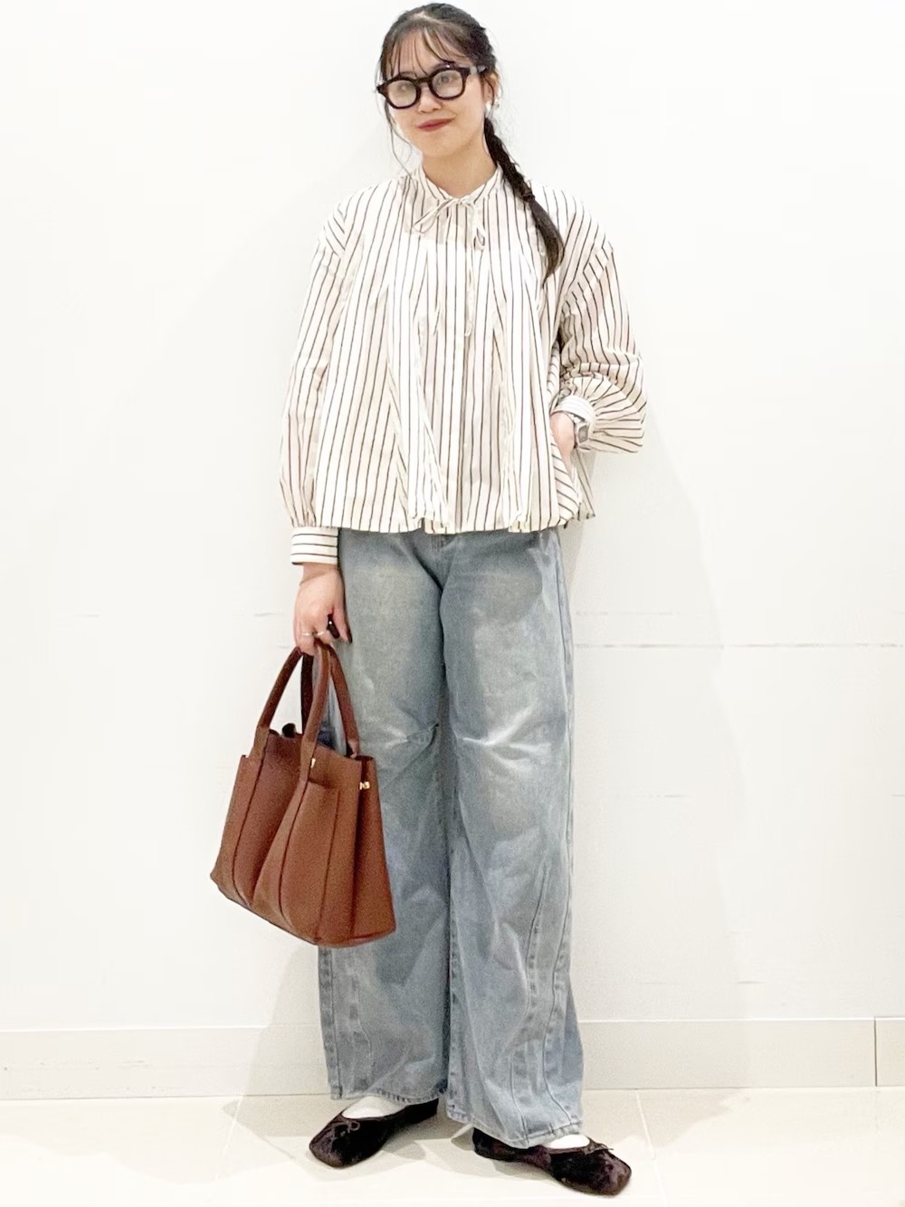 まだ暑い秋におすすめの1枚で決まるブラウス◎

裾に向かってフレアになっている形がタックインしなくてもかわいいシルエットになっています〇
ウエスト周りのラインも気にしなくていいのが嬉しいポイント◎

首元のリボンは細めなので大人かわいいが作れます◎