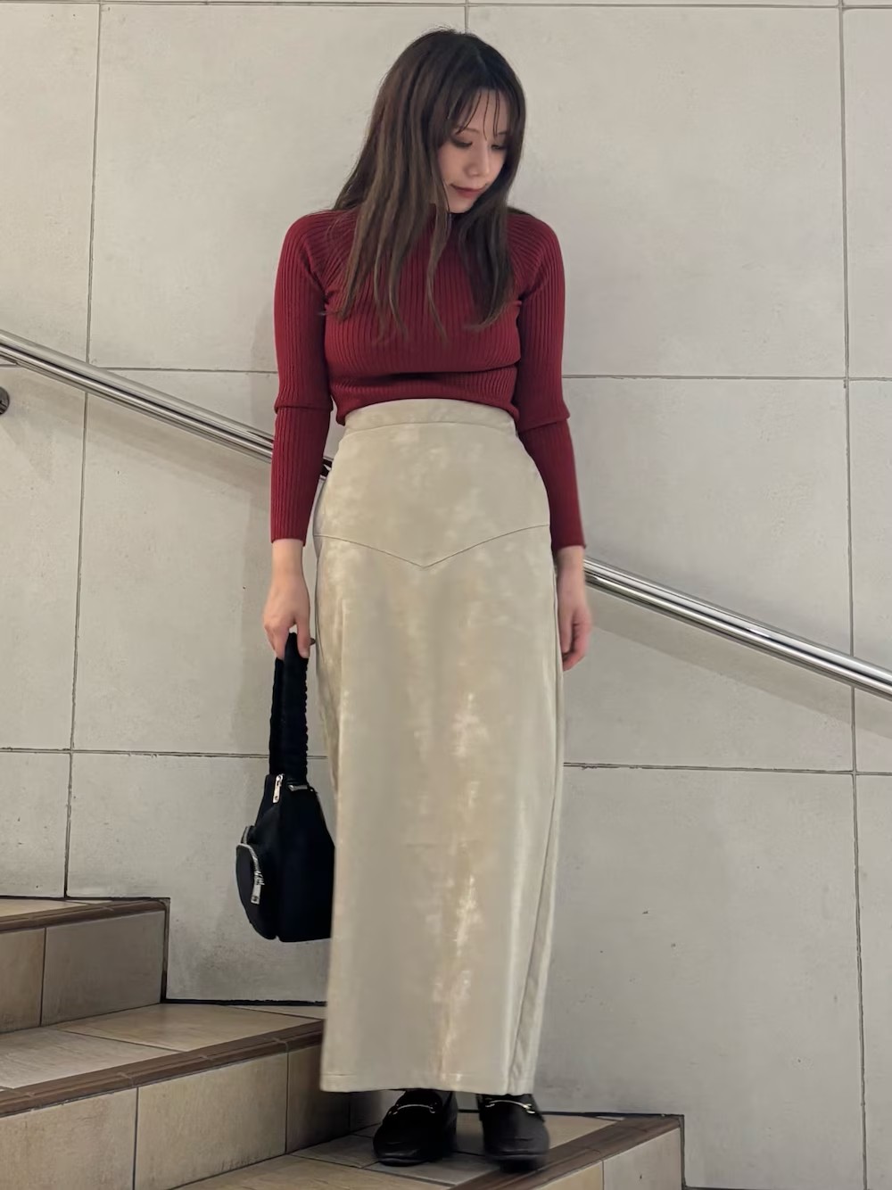 ニットは首周りがゆるっとしており、ハイネックが苦手な方にもおすすめ！
スカートはスウェード生地なので甘すぎないコーデに〇