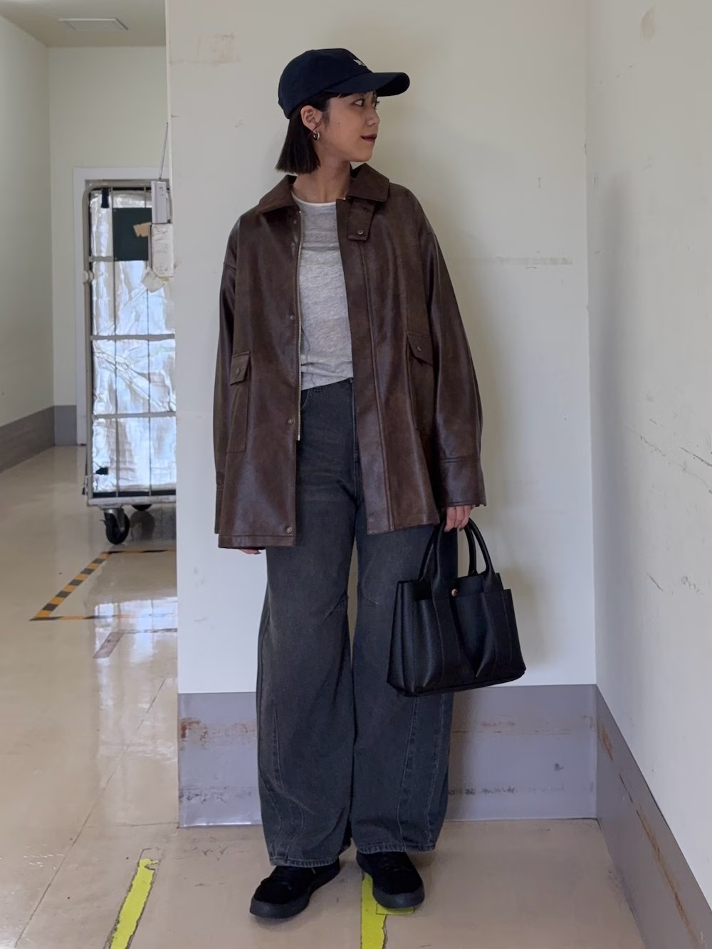 ハンディングジャケットは、レザー×コーデュロイ素材となっており、スタンドカラーとしてもお使い頂けます。