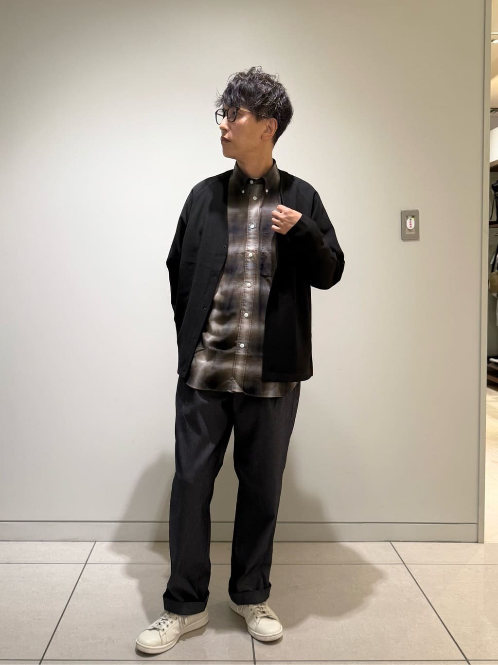 ブラウン系のチェックシャツにトロッターカーディガンを羽織った、リラックス感のあるカジュアルスタイル。深みのあるチェック柄を引き立てるように、ジャケット感覚のカーディガンでクリーンにまとめました。こちらのカーディガンはサイドにポケットが付いているので使い勝手が良いです。【モデル身長：171cm】