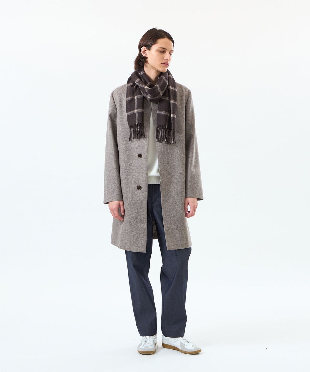 ステンカラーロングコート、WELLINGTON（ウェリントン）の総裏仕様。控えめなAラインで英国らしさを追求したシャープなシルエットが特徴です。ノーステッチをベースとした仕様で、シンプルでモダンなデザインになっています。襟吊りのシルバーチェーンが高級感を醸し出します。