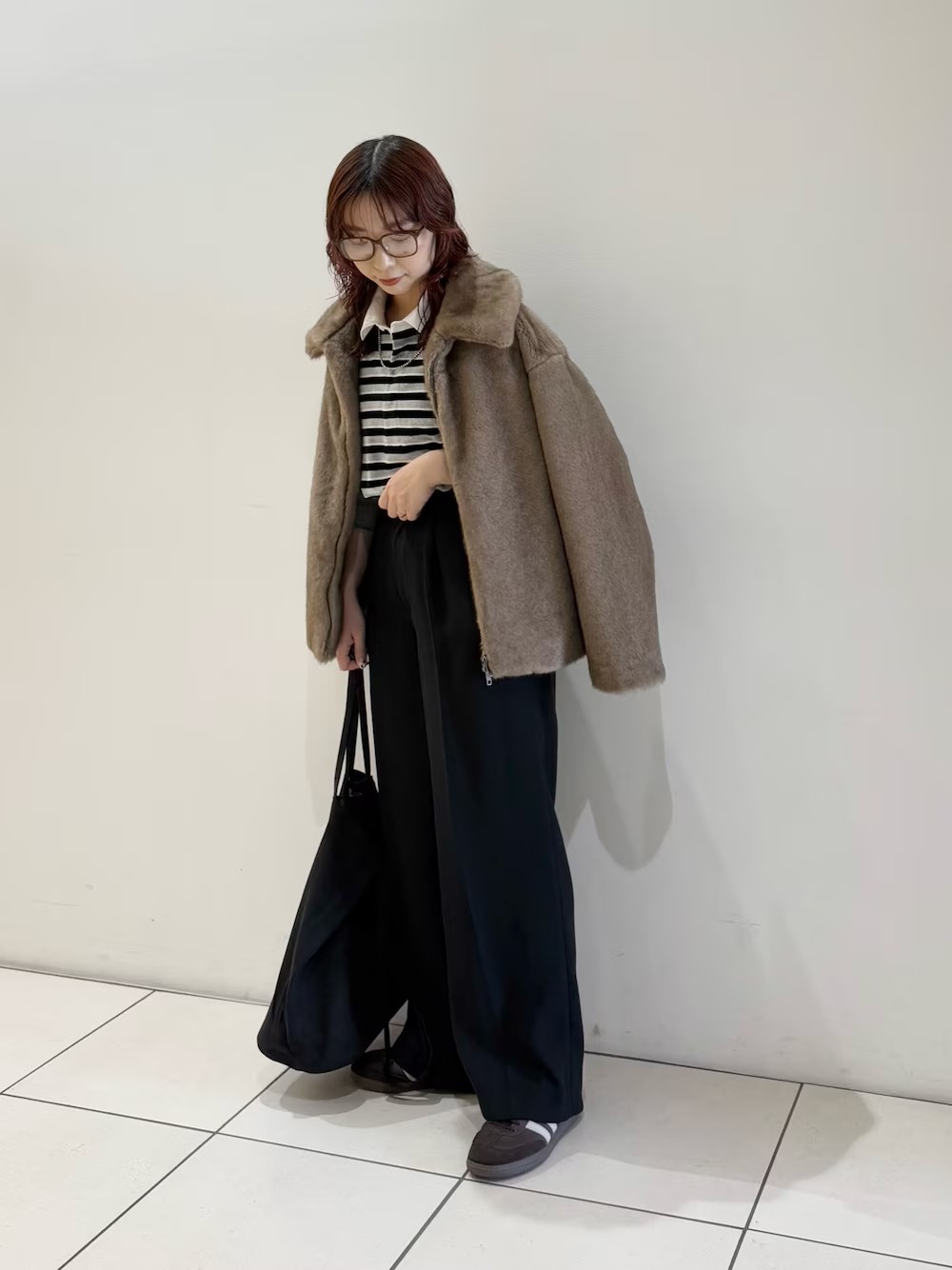 【アウター】
エレガントな雰囲気のファーアイテム。
ラガーシャツを合わせて少しカジュアルに崩しました◎
アウターはとても肌触りが良くて気持ち良いです！