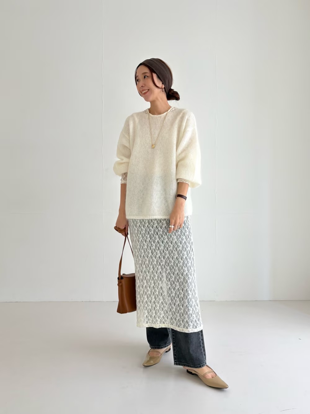 ふわっと軽くて柔らかく
チクチク感もないニットです。

白は少し透け感がありますが
私はベージュのインナーを着るときにならなかったです。