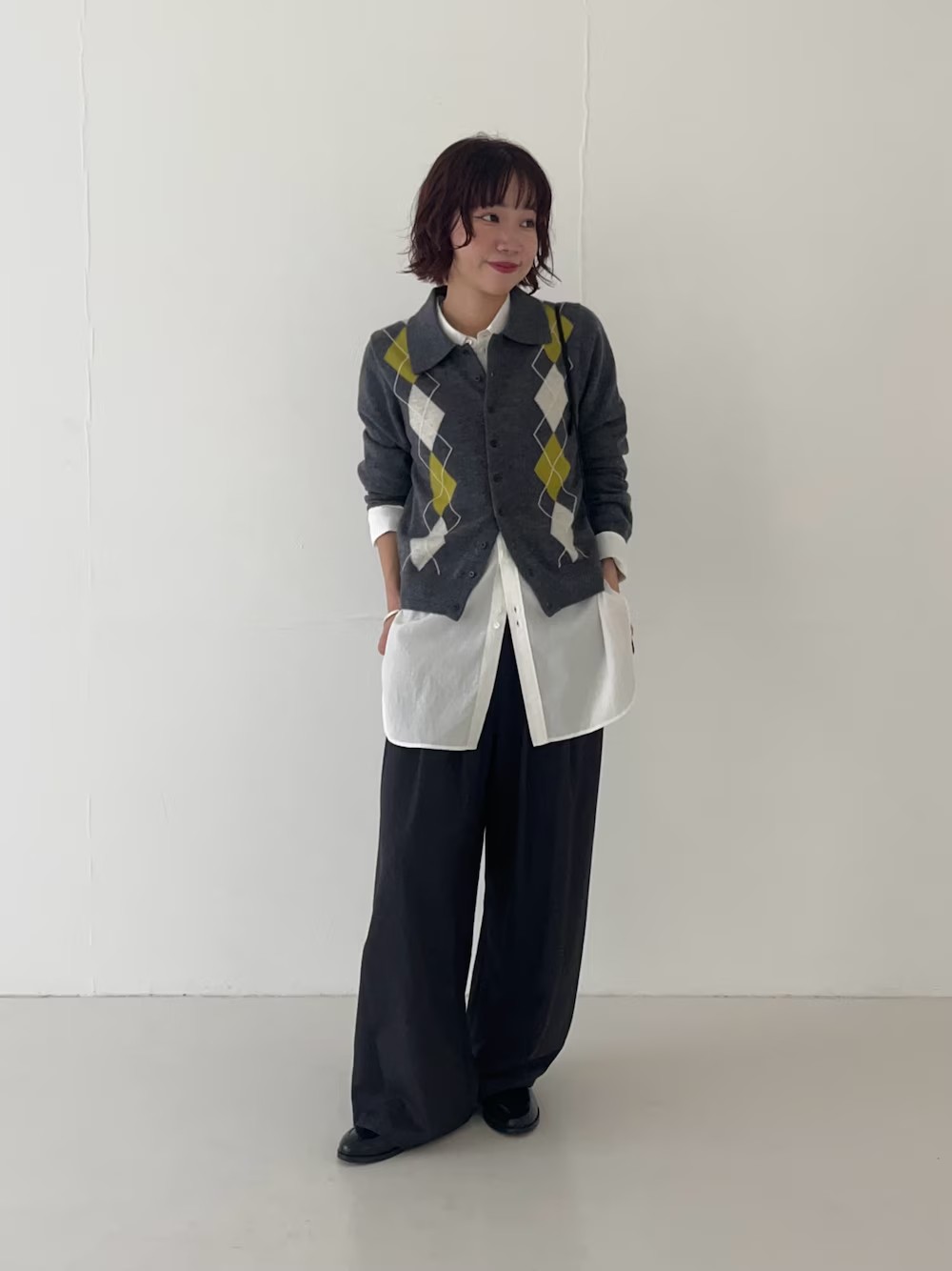 ◯カーディガン
少しレトロな雰囲気のあるアーガイル柄のカーディガン。
コンパクトなショート丈なので、一枚でワイドパンツやフレアスカートなどのボリュームのあるボトムスと合わせるのもばっちりです◎