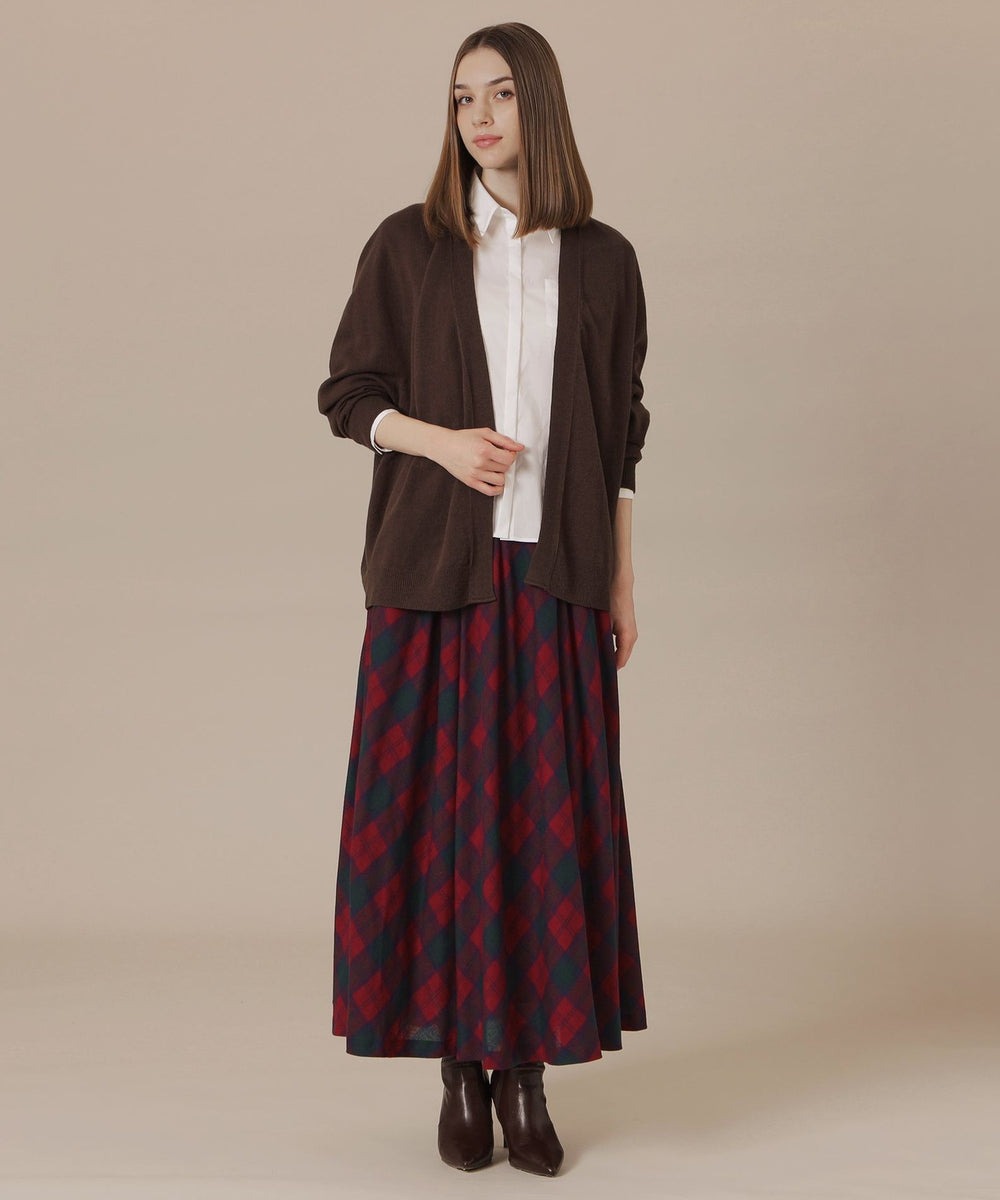 【カーディガン】ヒップまで隠れる着丈にゆったりとしたシルエットでコーディネートに抜け感を演出するアイテムです。【スカート】シアーなウールの柔らかな落ち感を生かし、歩く度に裾にが揺れる優雅なシルエットのタックスカートです。ニットとのスタイリングに活躍するアイテムです。総裏です。