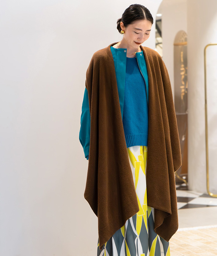 【Azzurro e Marrone】深みのあるターコイズブルーとまろやかなブラウン。ヨーロッパで古くから愛される伝統的な配色「アズーロ・エ・マローネ」をベースに、ジオメトリック柄のスカートをスタイリング。メリハリのあるコントラストの中に上品さと落ち着きを宿すタイムレスなカラーリングです。

ジレ：着用サイズ/2(M)
ブルゾン：着用サイズ/2(M)
ニット：着用サイズ/2(M)
スカート：着用サイズ/2(M)
身長:165cm