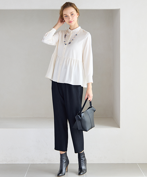 “Find Your Size” -探していたのは、こんな服- 小柄さんに似合う上品でバランスの良いSサイズ服、リリアンビューティエクラ。 Mサイズは一部店舗とオンラインショップにて販売。