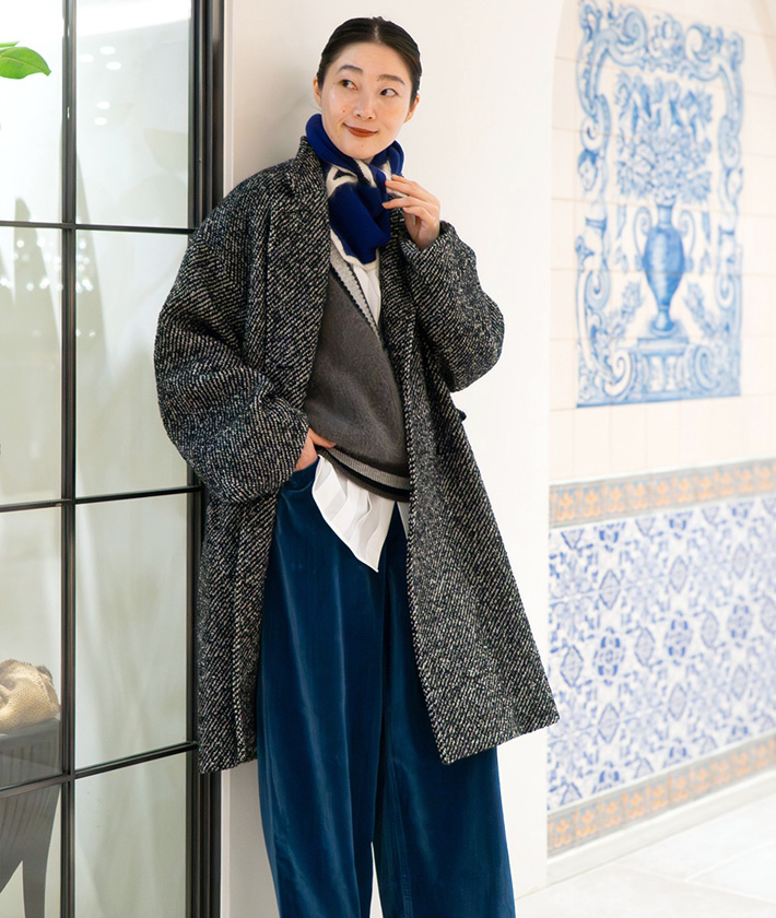 【Tweed × Gray Gradation】クラシカルな雰囲気を纏う、モノトーンのコートスタイル。チェスターコートの下にチルデンベストを重ね、チャコールグレーのグラデーションでインテリジェンスに。ロイヤルブルーのストールとインディゴベルベットのパンツを合わせることで静かなトーンの中にも凛とした佇まいを演出。

コート：着用サイズ/2(M)
ベスト：着用サイズ/2(M)
シャツ：着用サイズ/2(M)
パンツ：着用サイズ/2(M)
身長:165cm