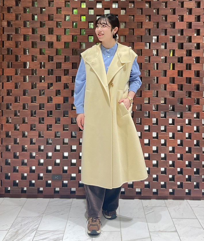 上質なウールリバーをあえてフード付きのカジュアルなジレに仕上げたハウス オブ ロータスらしいアイテム。トレンドカラー・バターイエローは相性のいいサックスブルーのブラウスと合わせて抜け感のある軽やかなスタイリングに。本格的なコートの出番の前に羽織りとして大活躍の一着。

ジレ：着用サイズ/2(M)
ブラウス：着用サイズ/2(M)
パンツ：着用サイズ/2(M)
身長:159cm