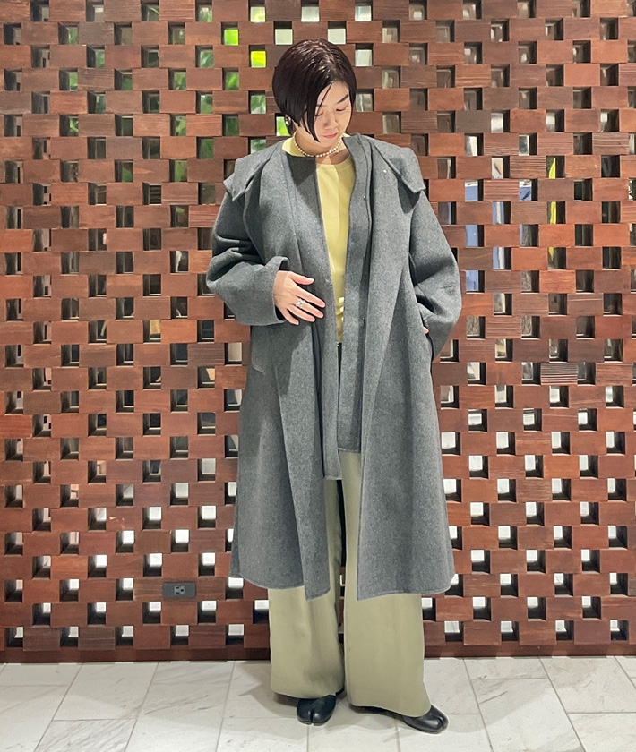 アウター×アウターの新しいスタイリング。上質なウールにシャルム加工を施し、高級感のある仕上がりのウールリバー。柔らかくドレープ性があり、重ねても軽やかな着心地です。

ジレ：着用サイズ/2(M)
コート：着用サイズ/2(M)
ニット：着用サイズ/2(M)
パンツ：着用サイズ/2(M)
身長:160cm