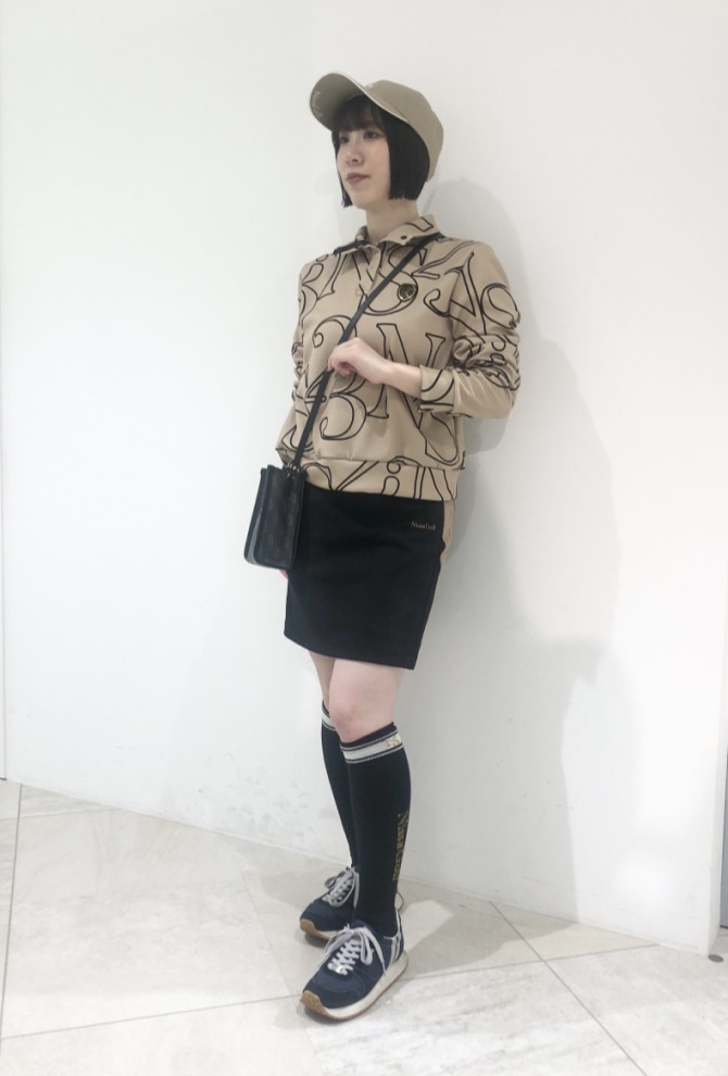 コンパクトな丈と裾の切り替えで、ボトムにかぶせるだけでスタイリングも簡単。