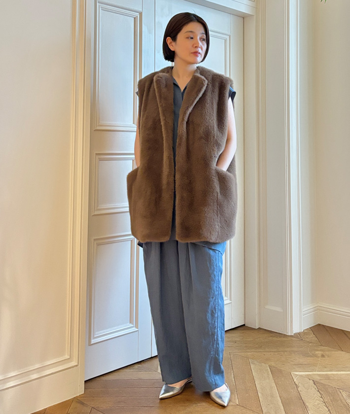 今シーズンのトレンド、毛足短めのファージレ。オーバーサイズのシルエットでアウター感覚で着られます。上品な艶と柔らかいタッチの毛並みが高級感のある仕上がり。

ブラウス：着用サイズ/2(M)
パンツ：着用サイズ/2(M)
ジレ：着用サイズ/2(M)
身長:170cm