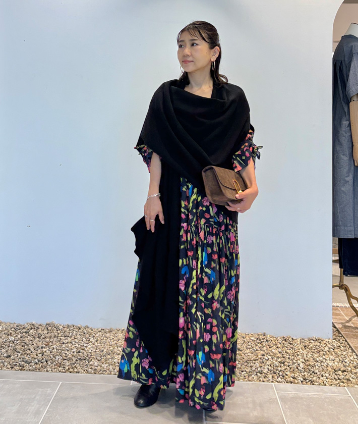 軽やかなコットン素材で着心地よく、華やかなプリントで気分が上がるワンピースは友人との食事会に着ていきたい一着。肌寒くなってきたらストールジレをさらりと巻いて、気温差にも対応できます。

ワンピース：着用サイズ/2(M)
ジレ：着用サイズ/2(M)
身長:149cm