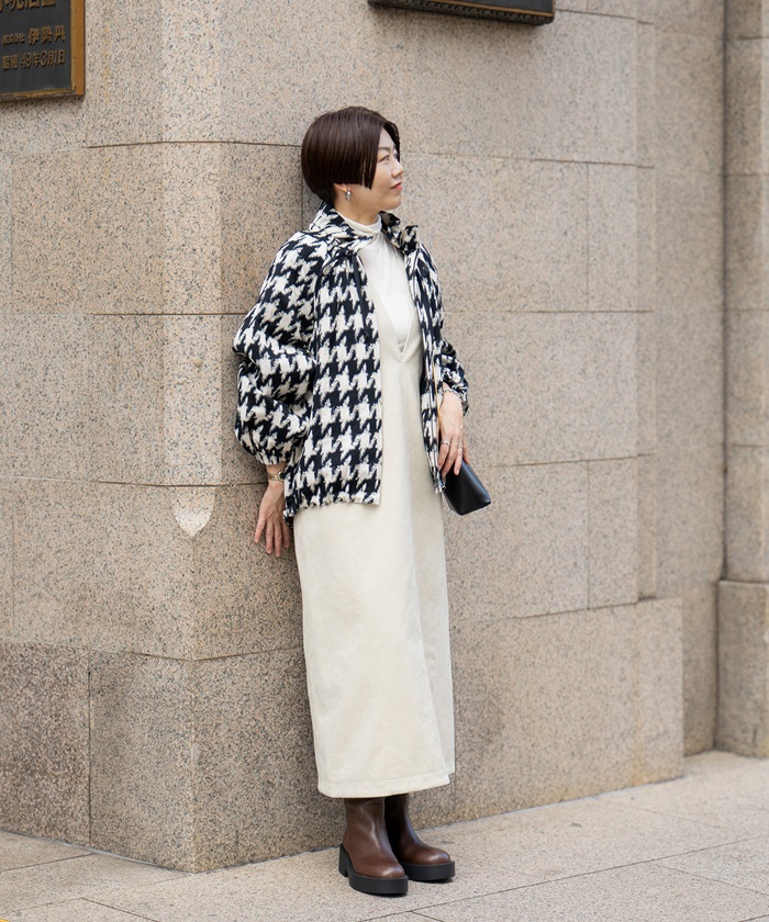【Autumn Wish List】オンもオフも両立できるアウターとしてワードローブに迎えたいブルゾン。いわゆるクラシックなツイードとは一線を画すビッグガンクラブチェックがモダンな印象に。襟元はドローコードでフリルのようにアレンジして甘さをひとさじプラス。今回はオールホワイトでまとめてヘルシーに着こなしてみました。休日のデニム＆スニーカースタイルにサッと羽織っても決まるのがうれしい。

ブルゾン：着用サイズ/2(M)
ワンピース：着用サイズ/2(M)
プルオーバー：着用サイズ/2(M)
身長:160cm