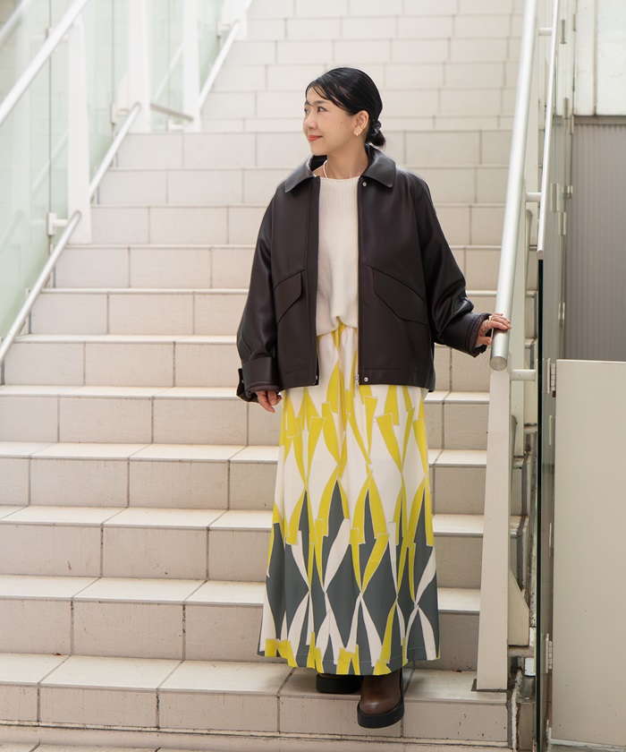 ボリューム感のあるレザーブルゾンをわざと大きめにバサッと羽織りたくて選びました。フロントはすっきりと、バックにかけて丸みのあるフォルムが出て、小柄なわたしもちょうどいいバランス。チョコレートのようなダークブラウンがシックな雰囲気もあり気に入っています。ハードになりすぎないようにフェミニンなスカートと合わせたところがポイント。

ブルゾン：着用サイズ/2(M)
ニット：着用サイズ/2(M)
スカート：着用サイズ/2(M)
身長:149cm