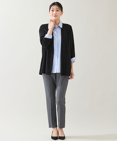 【大きいサイズ】柔らかい風合いが心地よいカーディガンにシャツをイン。きちんと感のある秋のレイヤードスタイルです。
