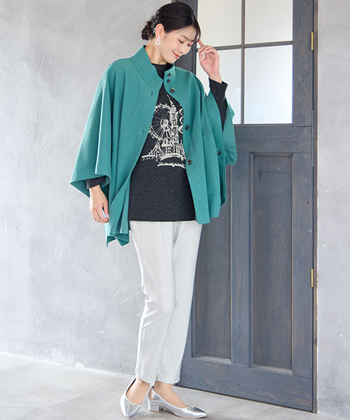 【大きいサイズ】毎年人気のケープジャケット。アウターのグリーンを引き立たせるため、インナーやパンツはモノトーンでコーディネートしました。