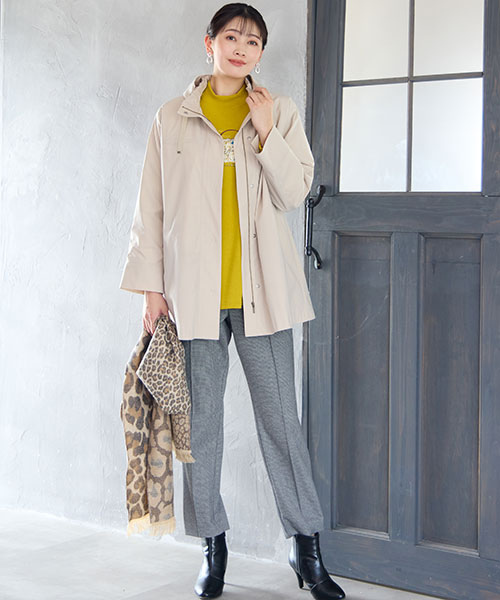 【大きいサイズ】ダウン層を内蔵したライトアウターは大人カジュアルな着こなしにピッタリ！イエローのカットソーやヒョウ柄のマフラーをアクセントにコーディネートしました。