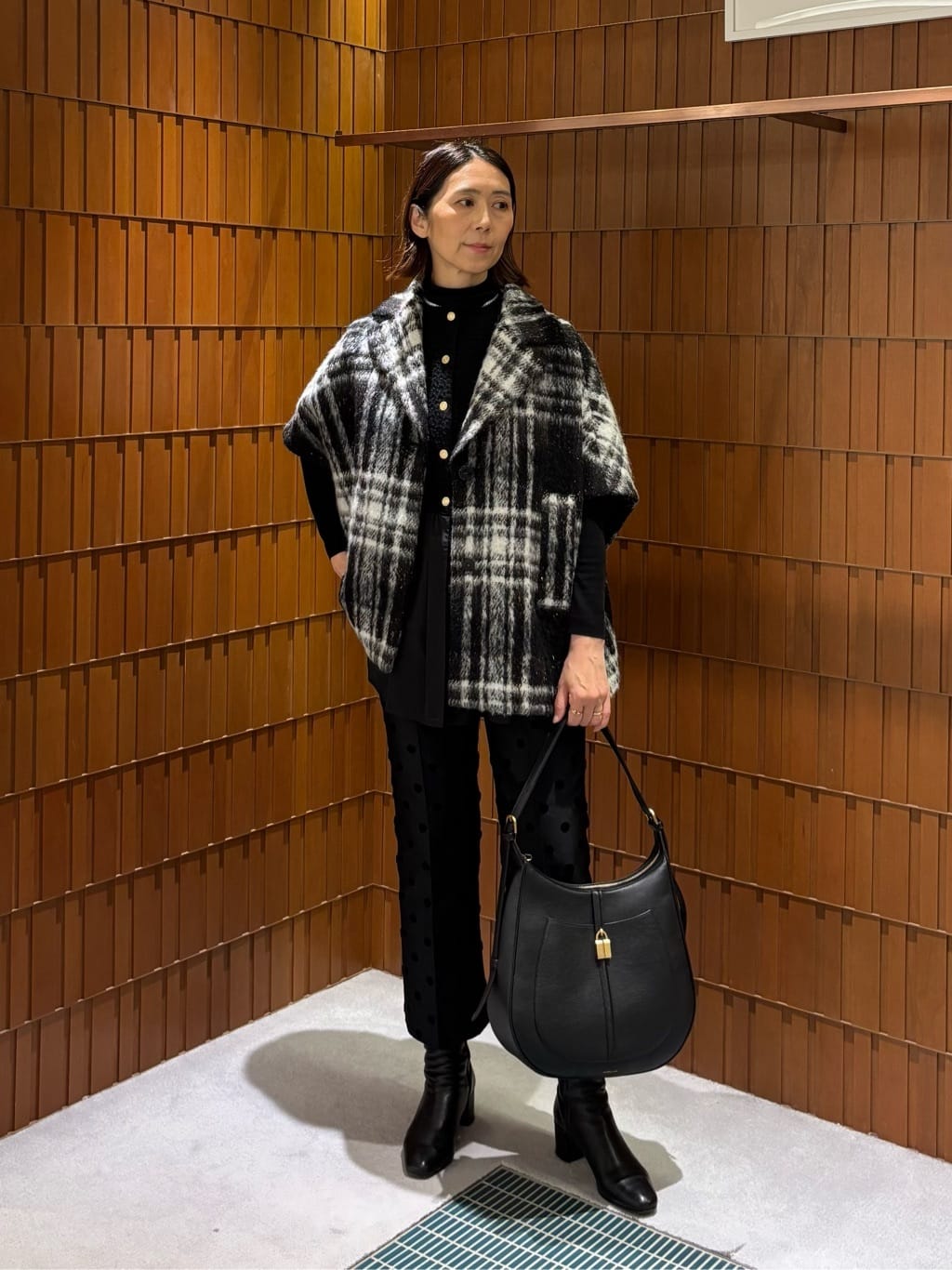 身長167㎝　ツイードやタフタなど異素材を組み合わせ、黒をベースにシックにまとめたスタイリング。
タートルニットにツイードコンビのジレ、細身のドットパンツ、そしてゆったりとしたチェックのジレのようなコートを羽織りました。
どのアイテムも面白味のある生地でこだわりが感じられます。

