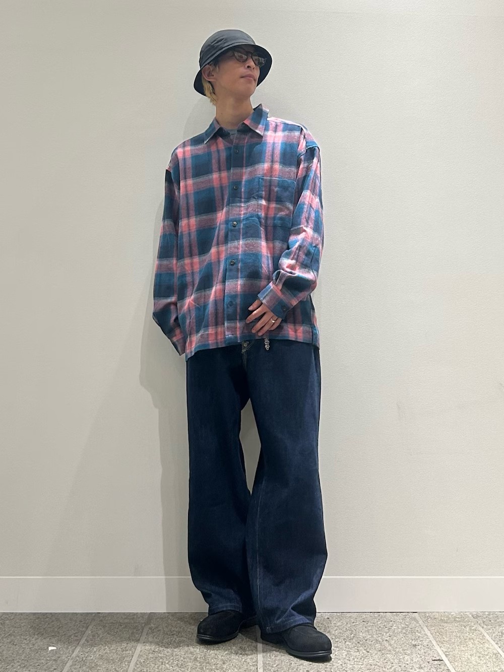 古着感漂うチェックシャツとデニム合わせ。
ボックスシルエットで着丈すっきりです！
羽織でも、腰巻きスタイルにも◎
薄手のニットくらいは差し込める身幅感で
低身長の方にもオススメなシャツです。