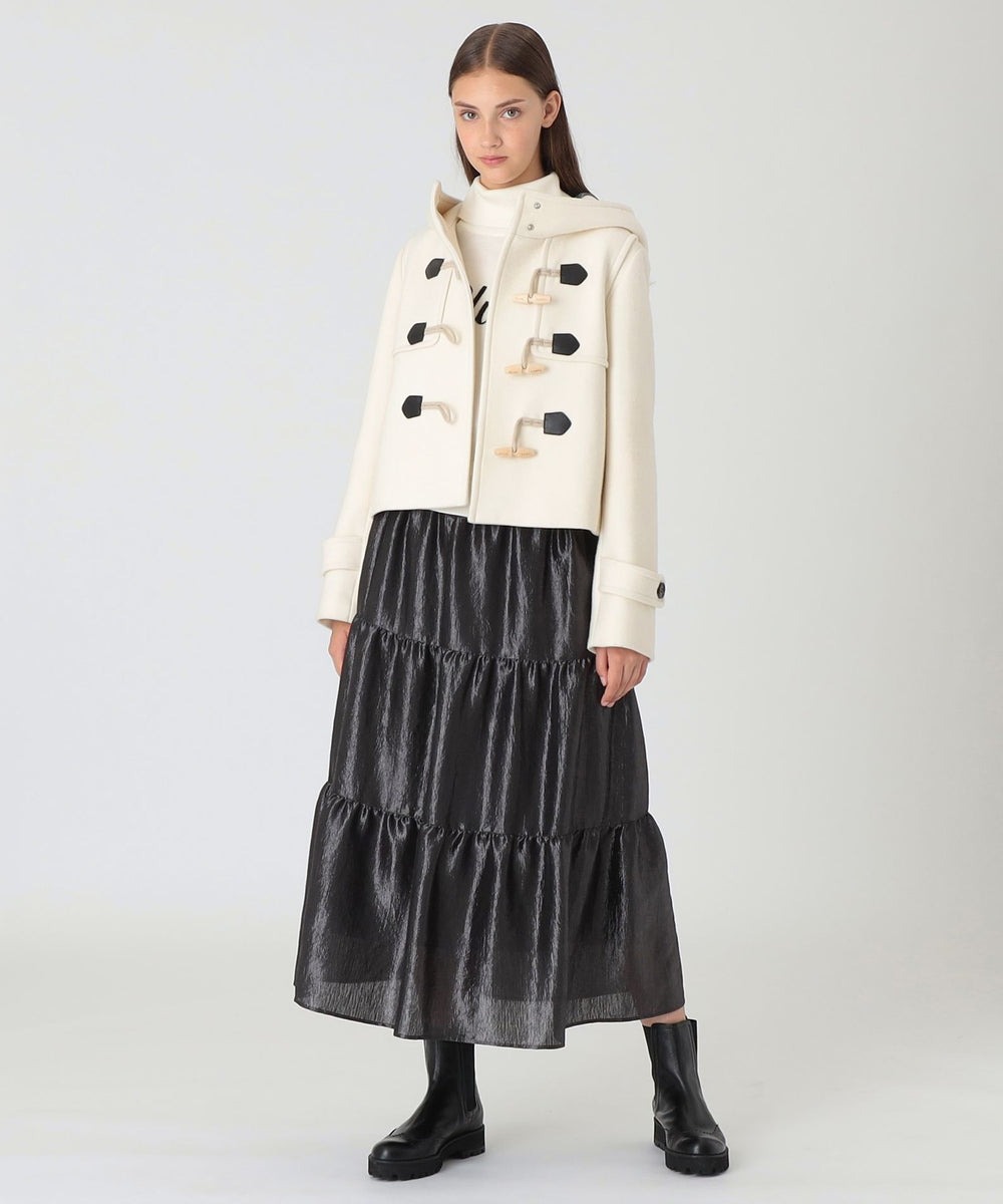 すらりと見えるコンパクトな分量感とショート丈が今年らしいダッフルコートです。大人が着たいと思えるダッフルコートに仕上げました。
ナチュラルなボタンがポイントです。
上質なウール素材で縫製されたショートダッフルは、トレンドに左右されず長くご愛用いただけます。