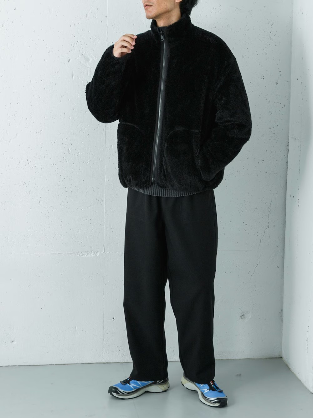 程よいボリューム感のブルゾンに、ピグメント加工のボーダーニットを差し込んだカジュアルスタイル。

裏起毛のパンツで抜け感と暖かさを両立し、足元のボリュームスニーカーが全体をアクティブに引き締めます。

機能性とデザイン性を兼ね備えた、都会的なリラックスコーデです。