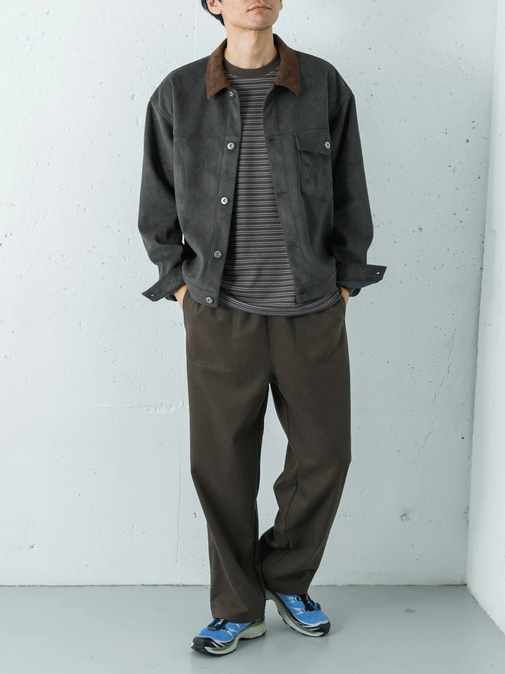 スウェードタッチのシャツジャケットが主役の上品カジュアルスタイル。

インナーには柔らかく伸縮性のあるカットソーを合わせ、快適さと抜け感をプラス。

起毛素材のパンツと存在感あるスニーカーで、都会的なリラックスムードに仕上げています。