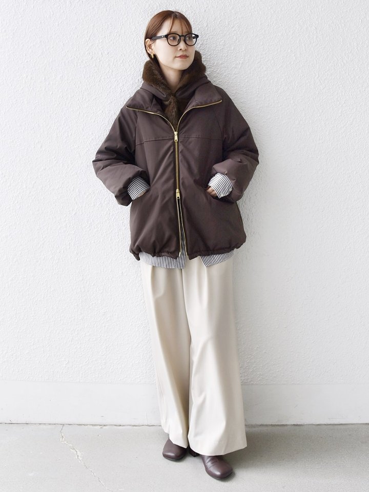 身長:164cm / 普段サイズ：38・MEDIUM / 体型：細身（骨格ウェーブ）
肩幅:なで肩・狭め / パーソナルカラー：イエベ春

【着用レビュー 】
着用アイテム：アウター / 着用サイズ：ONE SIZE

■着丈：ヒップが隠れる丈です。
■肩幅：全体的にゆったりとしています。
■袖丈：手の甲が隠れる丈です。
■着心地：ゆったりとリラックス感のある着心地です。取り外し可能のファーがとてもなめらかで肌触りが良いです。

着用アイテム：パンツ / 着用サイズ：36

■ウエスト：ジャストサイズでした。
■ヒップ：ヒップラインは気になりませんでした。
■レングス：かかとくらいまでの丈です。
■素材感：落ち感のある、やわらかい素材感です。
■着心地：ゆったりしていて、ウエストがゴムなのでとても穿き心地が楽です。きれいめにもカジュアルにも◎